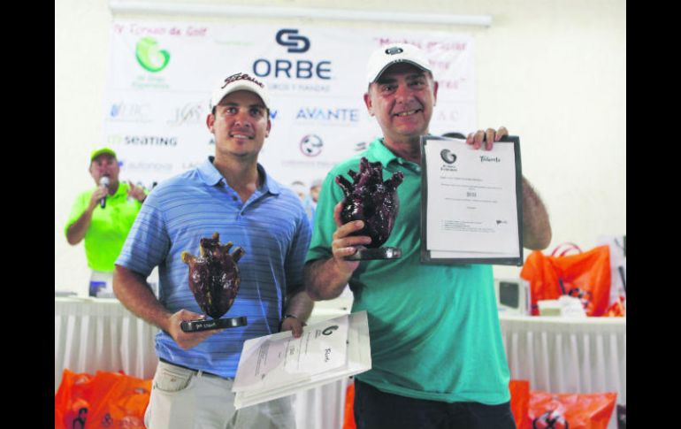 David Rivera y Daniel Terán muestran los trofeos que los acreditan como ganadores del Torneo de Golf Mi Gran Esperanza. EL INFORMADOR / A. Camacho