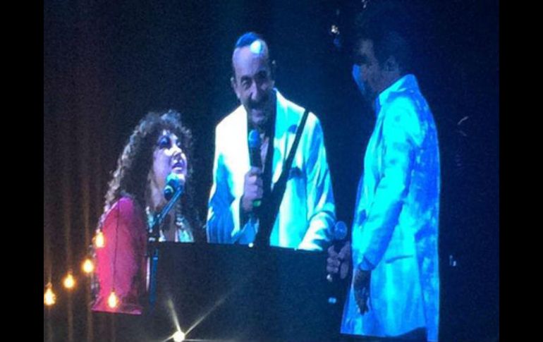 Raúl di Blasio apareció en la tarima del Telmex para acompañar a Amanda y Diego en un repertorio especialmente dedicado al amor. EL INFORMADOR /