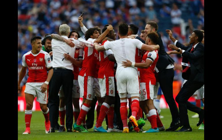 Con su triunfo, el Arsenal salva la temporada y Arsene Wenger se despediría con un título, en caso de salir del equipo. AFP / I. Kington