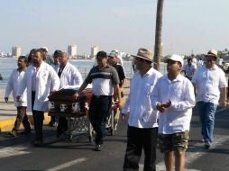 En el malecón del puerto de Mazatlán, personal de los diversos hospitales marchó con pancartas alusivas al asesinato. FACEBOOK / Jorge Figueroa Cancino