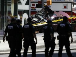 Miembros de los servicios de emergencia acudieron al llamado por el artefacto sospechoso. AP / ARCHIVO