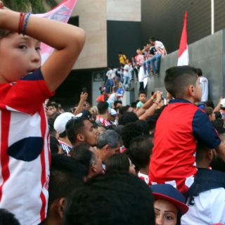 Van dos mil personas al operativo de seguridad en Estadio Chivas