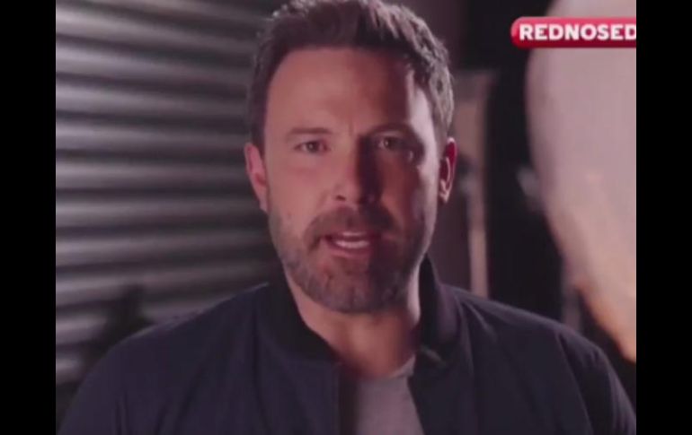 Affleck lo intenta pero el niño no queda satisfecho, y al actor sólo le queda decirle que Bale no está disponible. TWITTER / @BatmanNewsCom