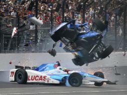 El auto de Howard (77), de Schmidt Peterson, hace volar al de Dixon, de Chip Ganassi. AP / R. Graphman