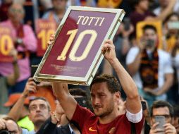 'Esta vez yo los necesito a ustedes', dijo Totti al público reunido en el Estadio Olímpico de Roma. AFP / V. Pinto