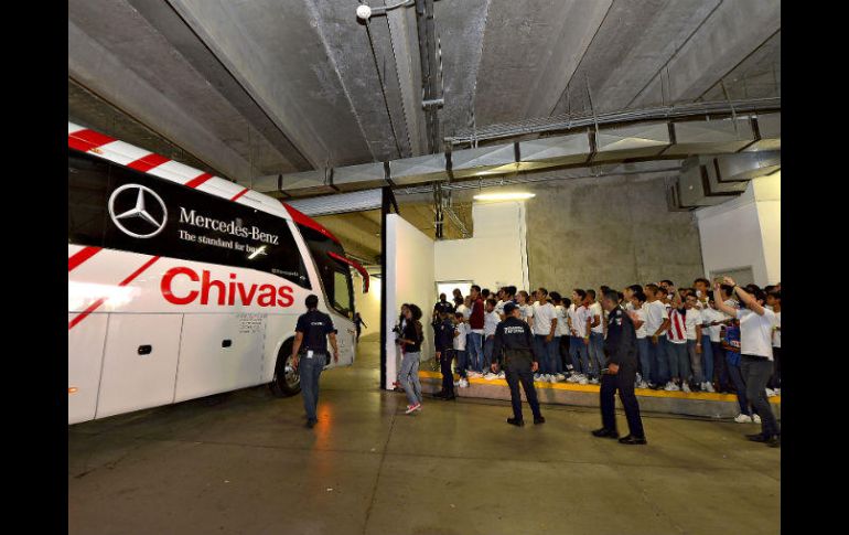 El autobús del Rebaño fue recibido entre aplausos y porras. MEXSPORT / I. Ortiz
