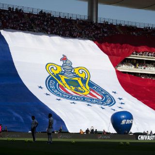 Mega bandera de Chivas no resistió