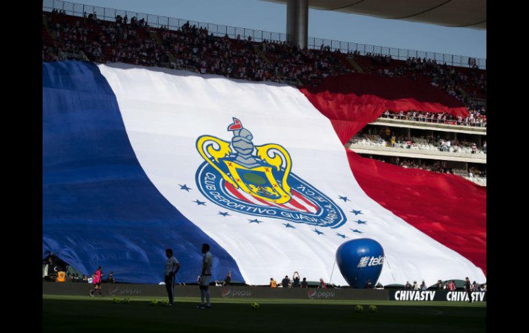 La bandera, de un peso de casi 500 kilos, se rasgó de la parte superior. MEXSPORT / O. Aguilar