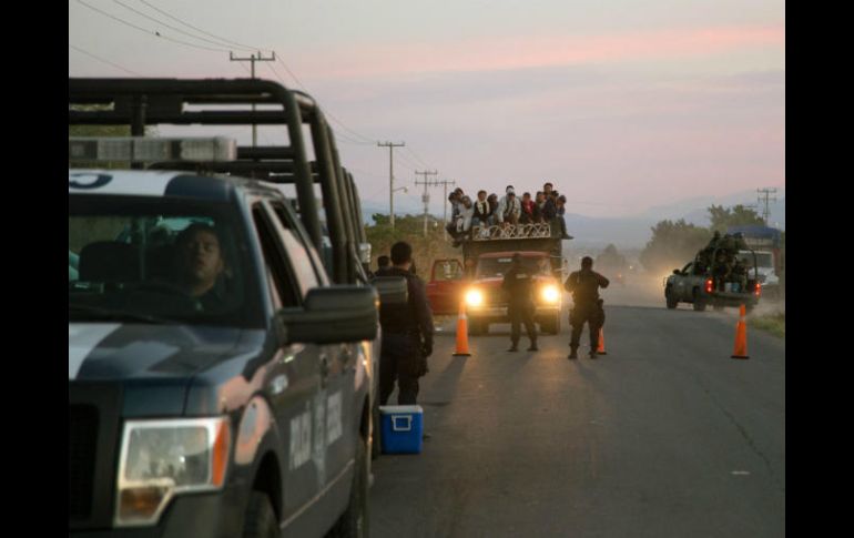Los pobladores portaban escopetas de bajo calibre, además de iban con el rostro cubierto con pañuelos. EFE / ARCHIVO