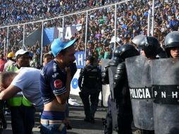 Dos de los aficionados fallecieron en las afueras del estadio y los otros dos en el Hospital Escuela Universitario, según informes. AFP / O. Sierra
