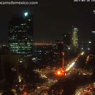 Aficionados de Chivas festejan en el Ángel de la Independencia