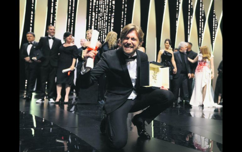 Feliz. El sueco Ruben Ostlund festeja ante la prensa obtener la Palma de Oro. AFP /