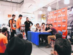 Convivio. El grupo colombiano firmó autógrafos ayer en un centro comercial de Guadalajara. EL INFORMADOR / A. Camacho