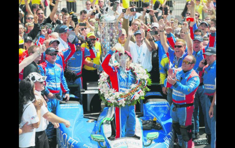 Bañándose en leche, Takuma celebró el haberse convertido en el primer piloto japonés en ganar la prueba reina de la serie IndyCar. AFP / J. Tilton