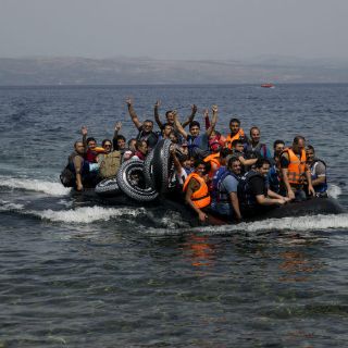 Guardacostas libios rescatan a 470 inmigrantes