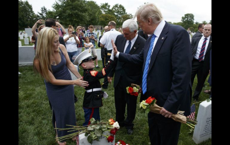 Trump pide a los ciudadanos estadounidenses que utilicen este día ''para mirarse a los ojos los unos a los otros''. AP / E. Vucci