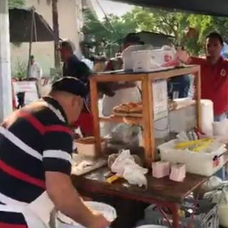 'El Cartero' regala cientos de tortas en honor a Chivas