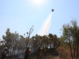 El helicóptero Tláloc, de Zapopan, ayudó contra el incendio con 27 descargas de agua. ESPECIAL / Gobierno de  Tlajomulco