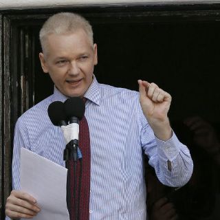 Assange es un hacker, pero seguirá en embajada: Lenín Moreno