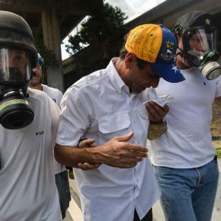 Henrique Capriles es afectado por gases en protesta venezolana
