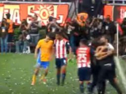 Esta situación se suscitó al final del partido entre Chivas y Tigres. YOUTUBE / Pitufox17