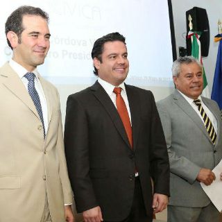 Córdova llama a racionar y no eliminar prerrogativas a partidos