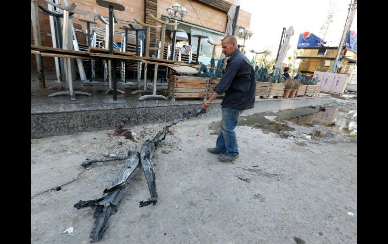 La explosión causó daños materiales en varios coches y edificios cercanos al lugar del ataque. EFE / A. Abbas