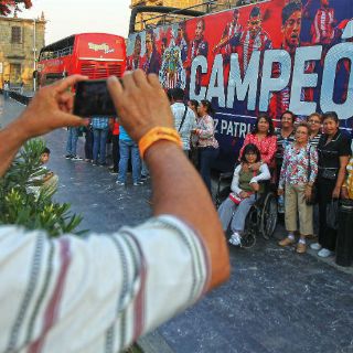 Chivas pinta de rojiblanco la ciudad