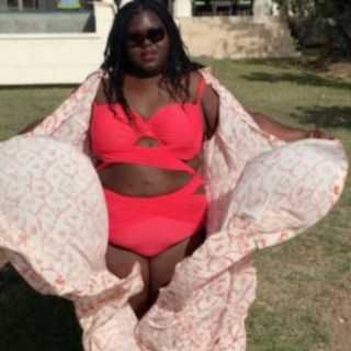 Actriz de 'Precious' se muestra en traje de baño