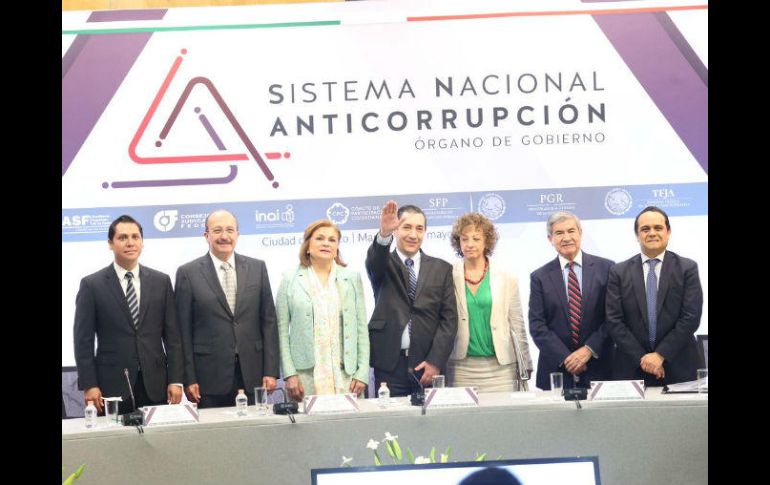 La presidenta del Comité Coordinador del SNA, Jacqueline Peschard, tomó protesta al nuevo funcionario. TWITTER / @XimenaPuente