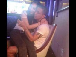 La chica estaba sentada en sus piernas, mientras que el jugador platicaba con alguien en su teléfono móvil. ESPECIAL /