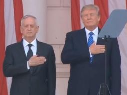 El presidente Trump siguió el minuto y medio que dura el ‘Star Spangled Banner’ dándose golpecitos en el pecho. YOUTUBE / US News Today