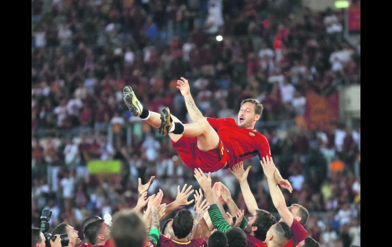 Los 24 años que Francesco Totti ha vivido como futbolista, han sido siempre vistiendo la playera de 'La Loba'. AP / ARCHIVO