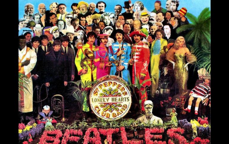 En la icónica portada, The Beatles aparecían vestidos con guerreras de llamativos colores y rodeados de un sin fin de personajes. ESPECIAL /