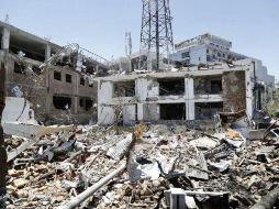 Vista de los destrozos provocados por la explosión del coche bomba en Kabul. EFE / H. Amid