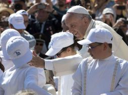 El Papa Francisco saluda a varios niños durante la audiencia general de los miércoles. EFE / M. Brambatti