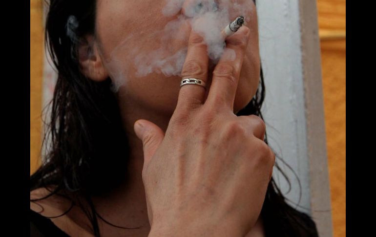 El humo del tabaco contiene miles de sustancias químicas y entre ellas hay al menos 70 que se sabe causan cáncer. NTX / ARCHIVO