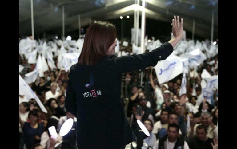 Josefina Vázquez Mota reparte bolsas de pan, además de invitar a votar por el partido este 4 de junio. TWITTER / @JosefinaVM