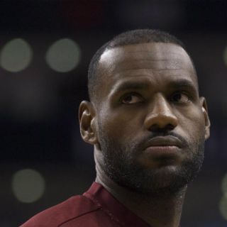 Dejan escrita frase racista en casa de LeBron James