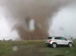 En las imágenes se aprecia cómo se acerca el tornado y arrastra desechos, hasta llegar a la zona industrial. TWITTER / @webcamsdemexico