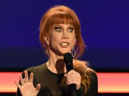 Kathy Griffin participó en un video donde se muestra sosteniendo la cabeza decapitada de Trump. AFP / ARCHIVO