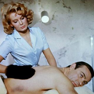 Muere Molly Peters, la primera ‘Chica Bond’ que se desnudó