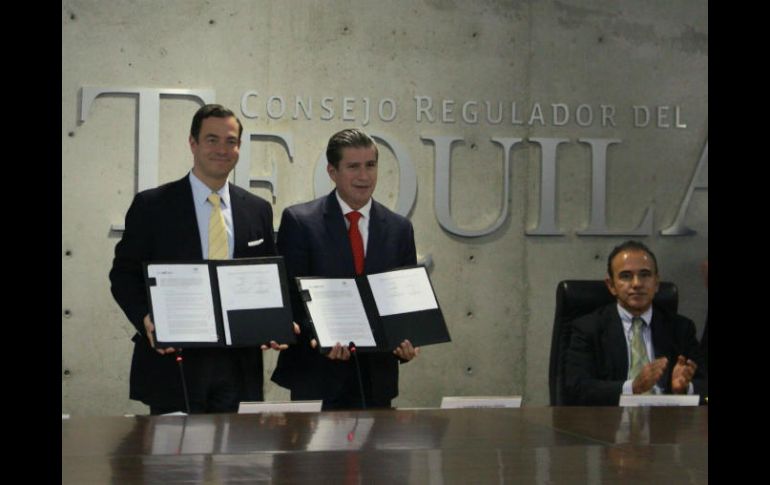Imagen de la firma de convenio entre CRT y ProMéxico. TWITTER / @ProMexico