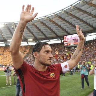 Premian a Francesco Totti por sus 'logros sobresalientes'