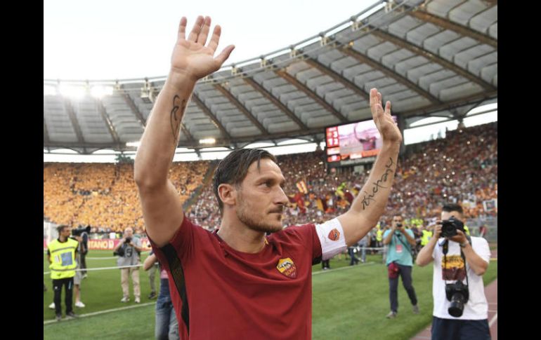 La UEFA elogia la ''fantástica carrera'' del italiano, así como su ''lealtad y dedicación'' a la Roma, el equipo de su ciudad natal. TWITTER / @OfficialASRoma