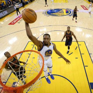 Los Warriors siguen invictos en los playoffs