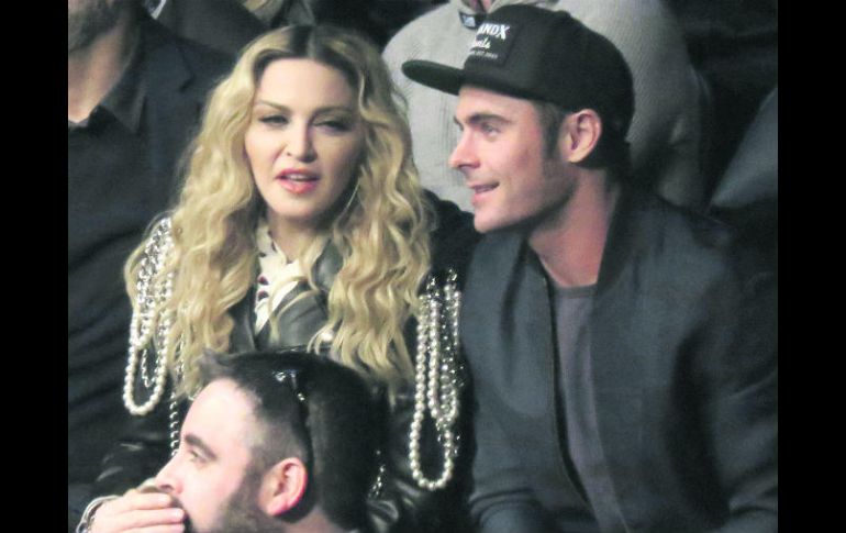 Madonna y Zac Efron en una pelea de artes marciales mixtas. INSTAGRAM /