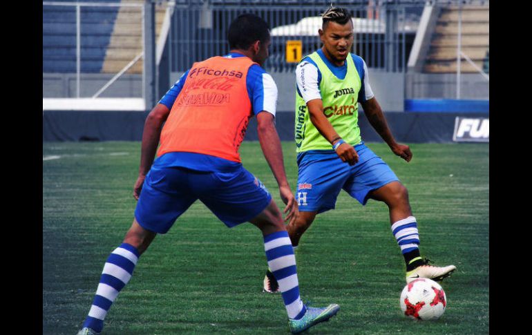 Jorge Luis Pinto, entrenador de Honduras, afirma que el juego contra México 'vale la vida y todo'. TWITTER / @FenafuthOrg