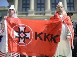 Los presuntos miembros del KKK lanzaron los folletos dentro de bolsas plásticas con pesos y velas. EFE / ARCHIVO