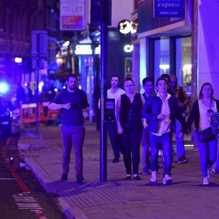 Furgoneta embiste a transeúntes en Puente de Londres